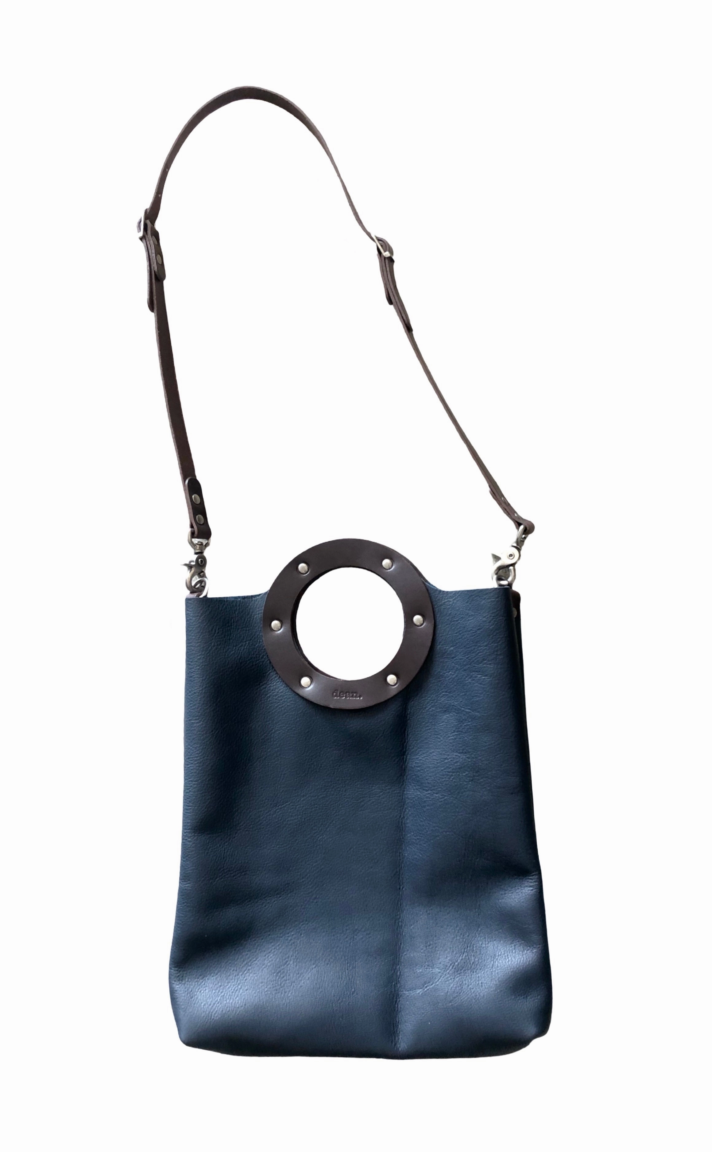 B32 SMALL CIRCLE TOTE Everyday Essential Everyday Style