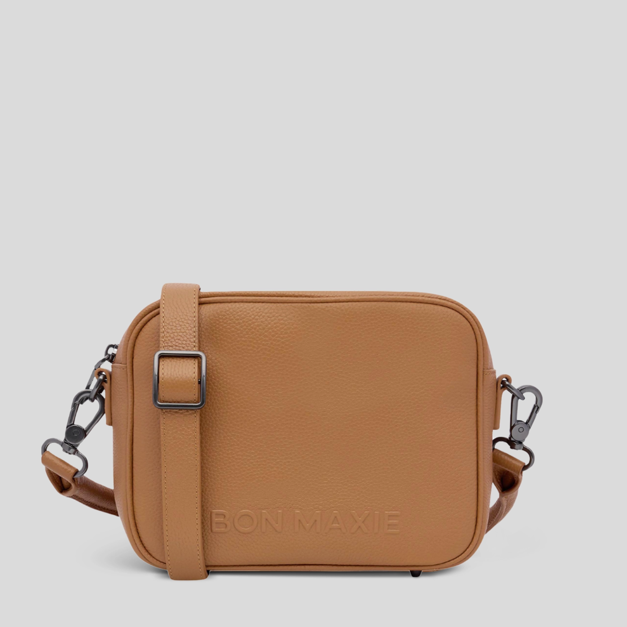 Polished Detail Chic everyday outfit Sidekick? Crossbody Bag in full-grain pebbled leather -- Tan