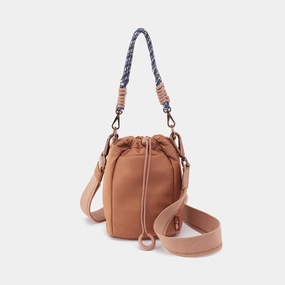 QUICK CINCH CROSSBODY in CaRefiber recycled nylon - Dune Compact Shape
